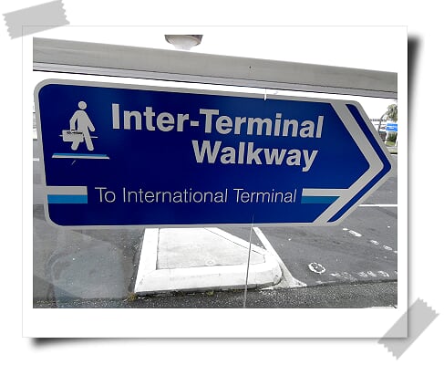 #奧克蘭國際機場跟國內機場中間的指示牌，拖著行李步行15分內可以到