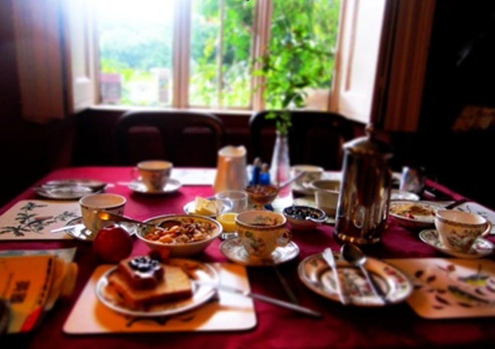 在古典風的客廳享受豐盛又營養的早餐